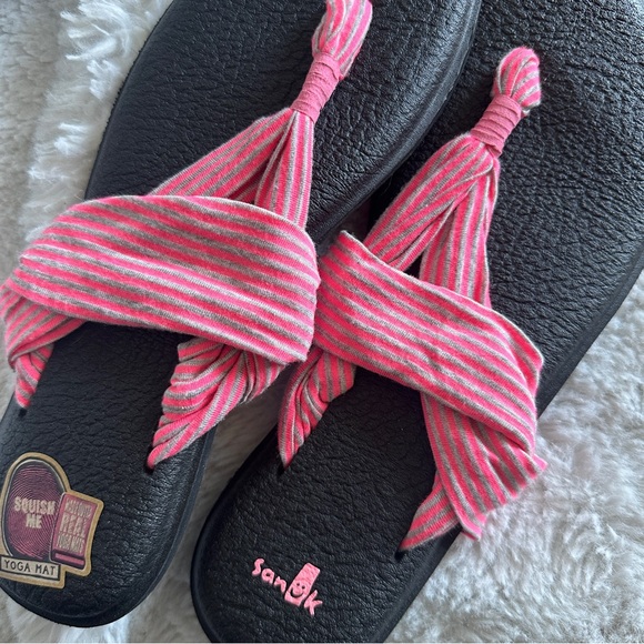 (3) SANUK SANDALS - Picture 2 of 4